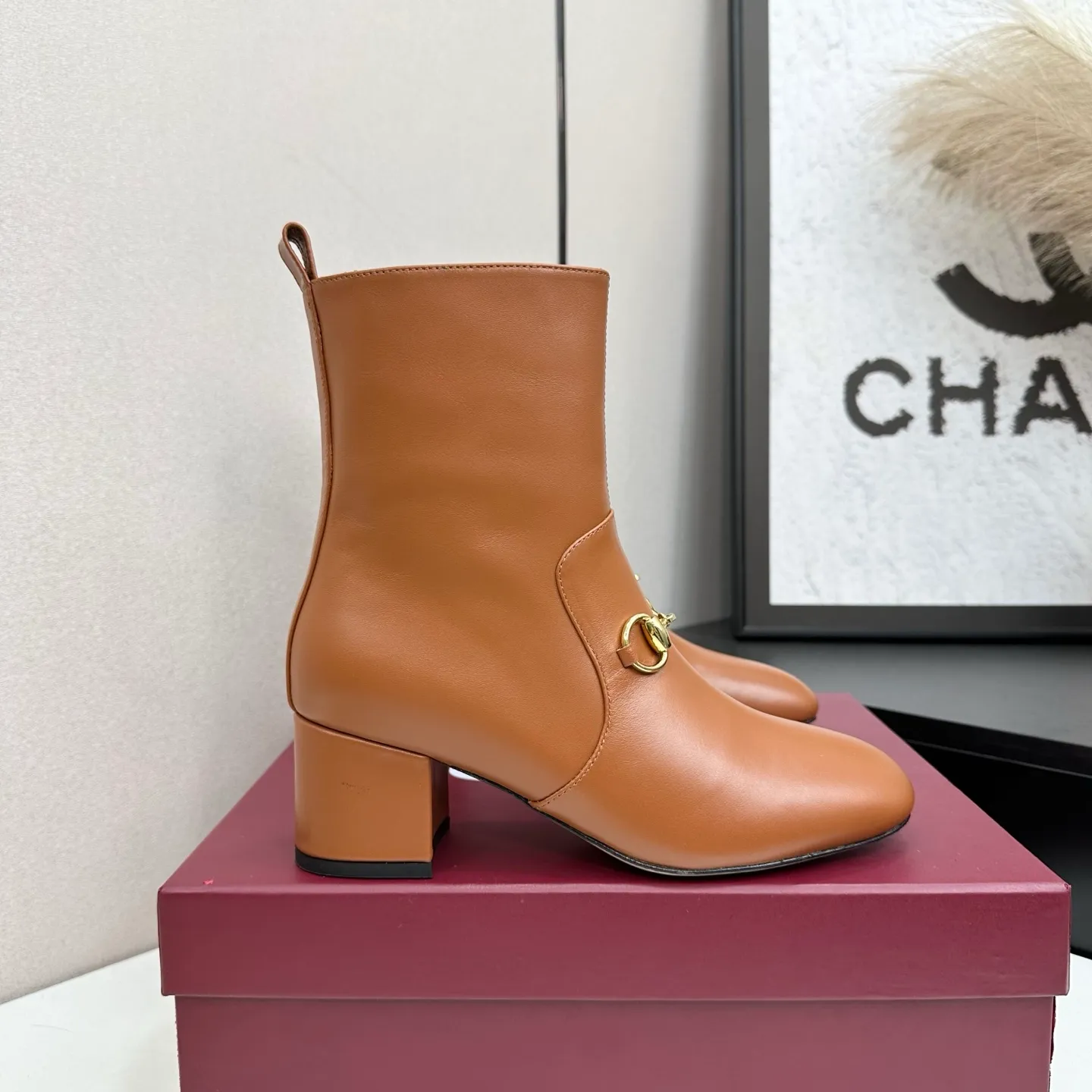👟👟Ex-factory price 740👟👟 Gucci Gucci 2025G new autumn and winter classic horsebit thick heel short boots. The main series is finally available, and the products are worth looking forward to! Original classics create new designs ✨ Purchasing agent level! Full of high-end feel! A favorite among bloggers at home and abroad, it is retro and fashionable, easy to wear and looks great on your feet! Mainly recommended by the official website, new colors are constantly updated 🆕 ▪️Upper: original calfskin/cloth ▪️Inner lining: imported sheepskin ▪️Outsole: Italian leather outsole ▪️Heel height: 3.5cm ▪️Shoe size: 35-39 (40.41.42 can be customized)